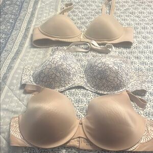 Vanity Fair Cream and White Seamless Bras